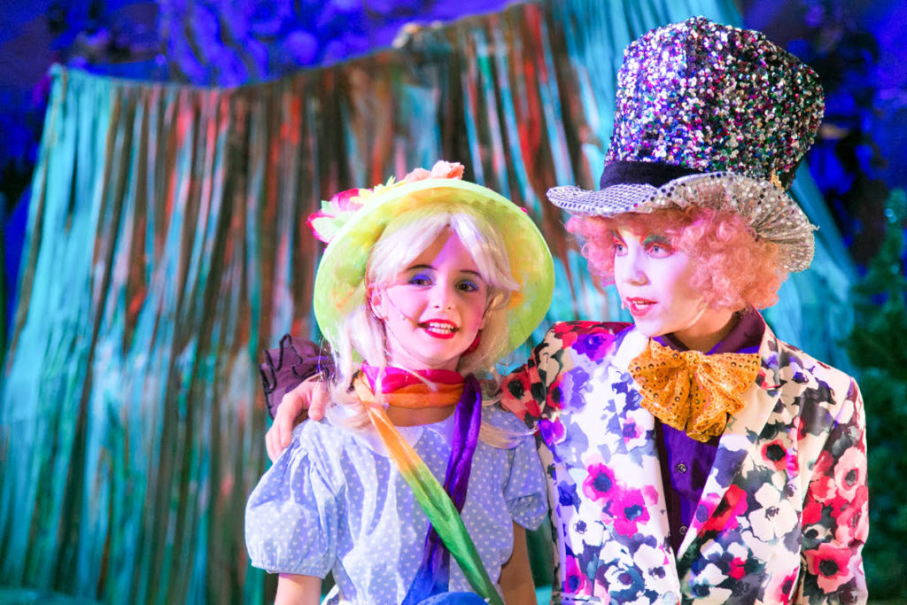 Das aktuelle Bild hat keinen Alternativtext. Der Dateiname ist: Alice-2.jpg